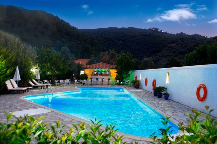 Imagen de la piscina del Hotel Artemis Bungalows, Skopelos. Foto 18