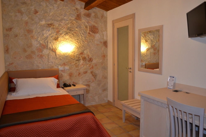 Imagen de la habitación del Hotel Artemisia Resort. Foto 1
