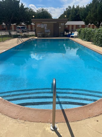 Imagen de la piscina del Hotel Artesia Inn. Foto 11
