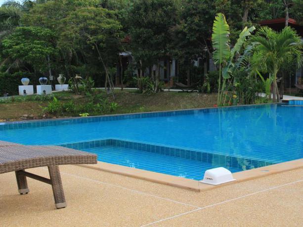 Imagen de la piscina del Hotel Arthaya Villas. Foto 6