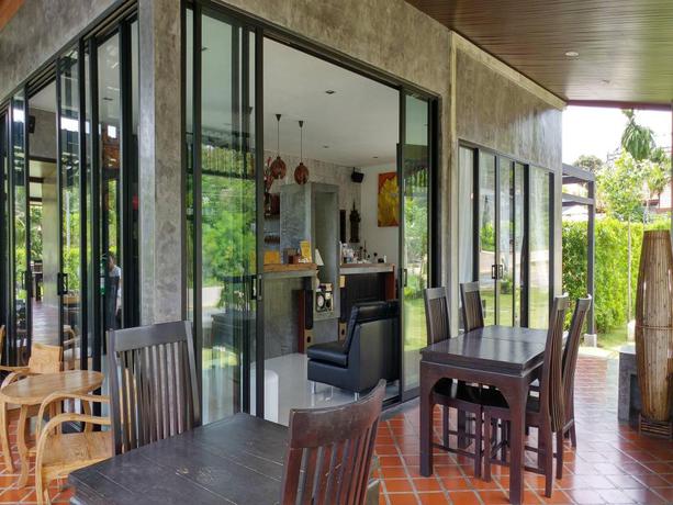Imagen del bar/restaurante del Hotel Arthaya Villas. Foto 4