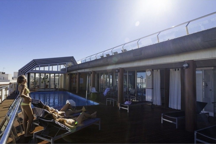 Imagen de los exteriores del Hotel Artiem Capri. Foto 9