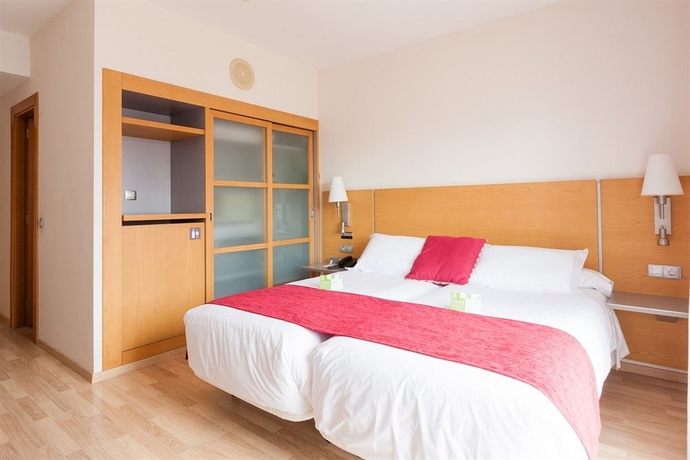 Imagen de la piscina del Hotel Artiem Capri. Foto 15