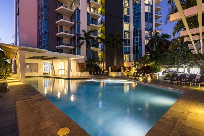 Imagen de la piscina del Hotel Artique Surfers Paradise. Foto 16