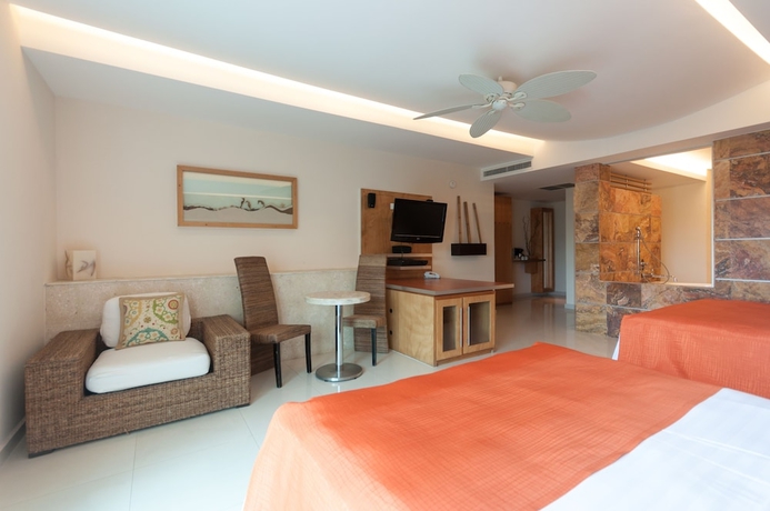 Imagen de la habitación del Hotel Artisan Family Hotels and Resorts Playa Esmeralda. Foto 12