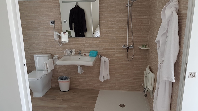Imagen de la habitación del Hotel Artmonia. Foto 17
