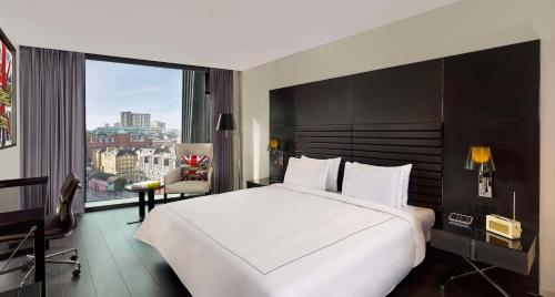 Imagen de la habitación del Hotel Art'otel London Hoxton. Foto 14