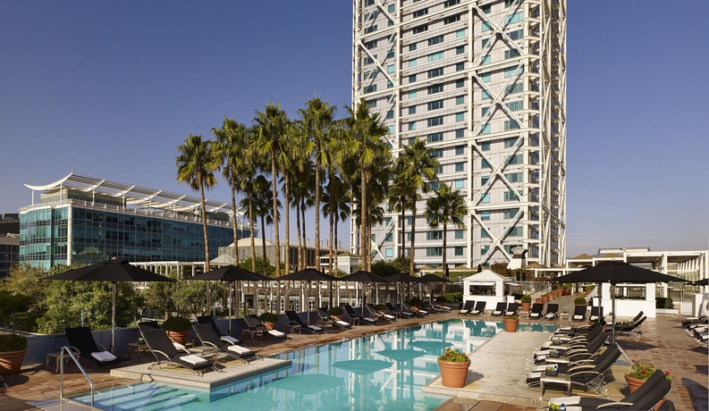 Imagen de la piscina del Hotel Arts Barcelona. Foto 13