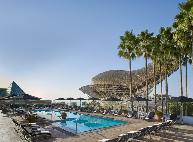 Imagen de la piscina del Hotel Arts Barcelona. Foto 16