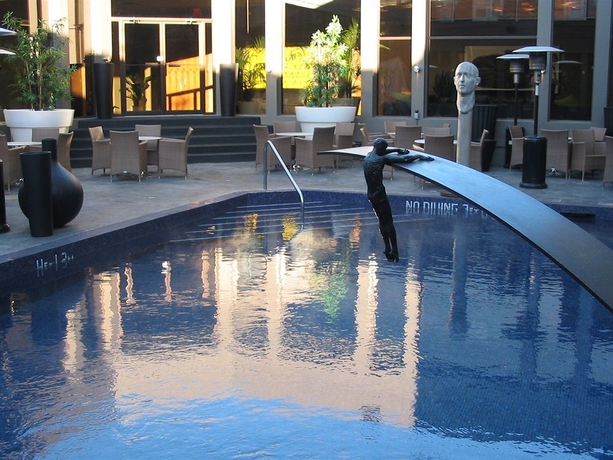 Imagen de la piscina del Hotel Arts, Calgary. Foto 10