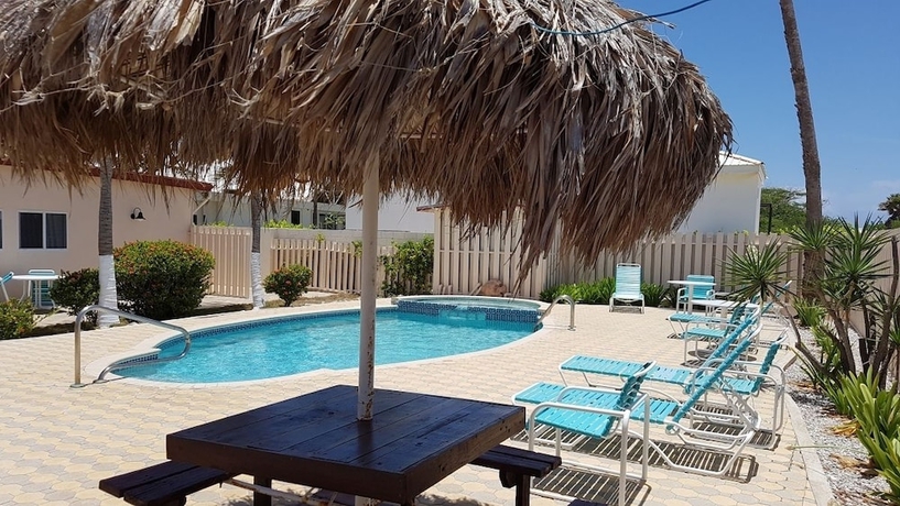 Imagen de la piscina del Hotel Aruba Beach Villas. Foto 19