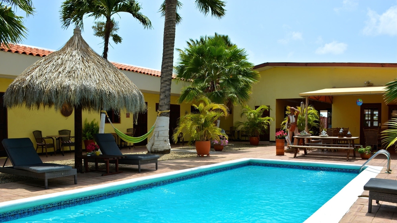 Imagen de la piscina del Hotel Arubiana Inn. Foto 16