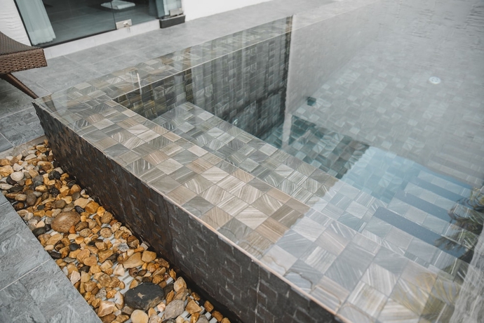 Imagen de la piscina del Hotel Arun Dara Villa. Foto 18