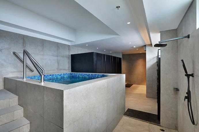 Imagen de la piscina del Hotel Aruss Semarang. Foto 16