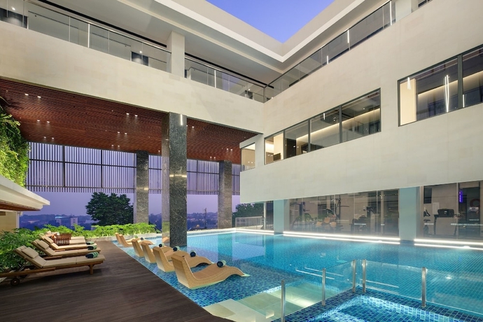 Imagen de la piscina del Hotel Aruss Semarang. Foto 17