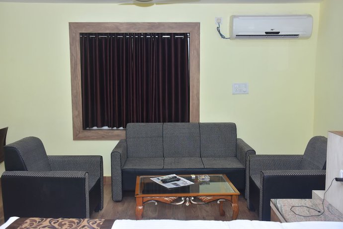 Imagen de la habitación del Hotel Arya Palace. Foto 12