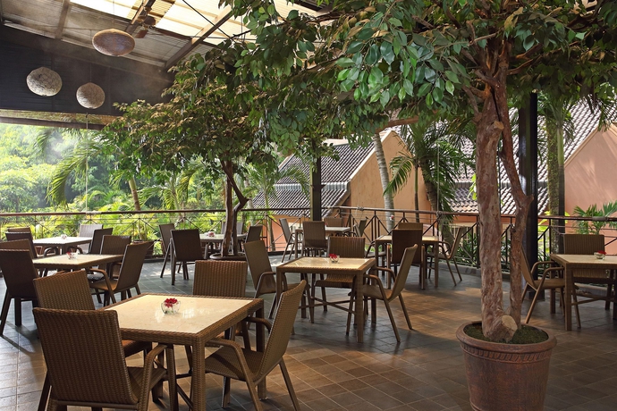 Imagen del bar/restaurante del Hotel Aryaduta Lippo Village. Foto 2