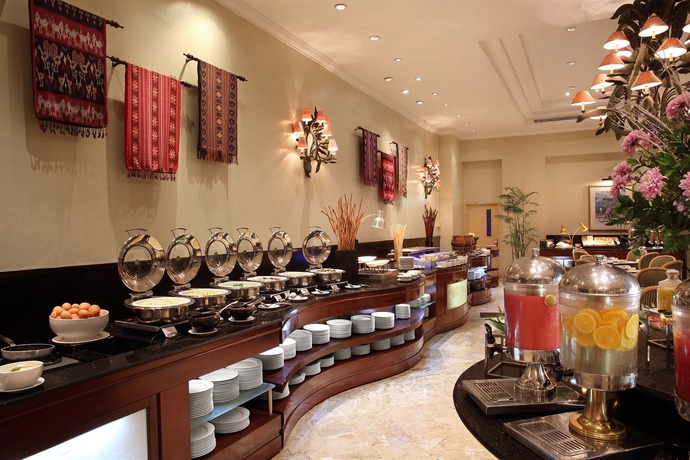 Imagen del bar/restaurante del Hotel Aryaduta Lippo Village. Foto 3