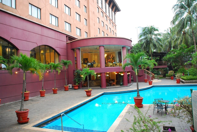 Imagen de la piscina del Hotel Aryaduta Lippo Village. Foto 14
