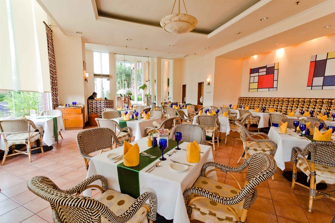 Imagen del bar/restaurante del Hotel Aryaduta Makassar. Foto 4