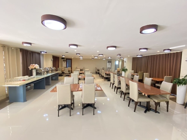 Imagen del bar/restaurante del Hotel Arzo Manila. Foto 3