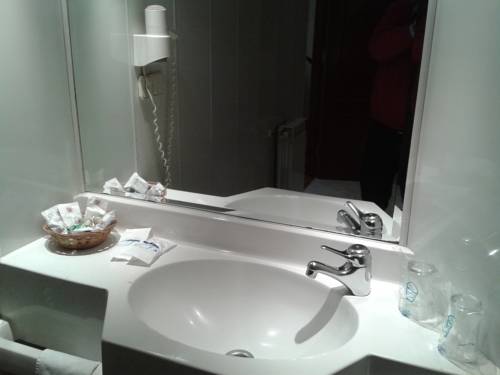 Imagen de la habitación del Hotel As Camelias. Foto 15