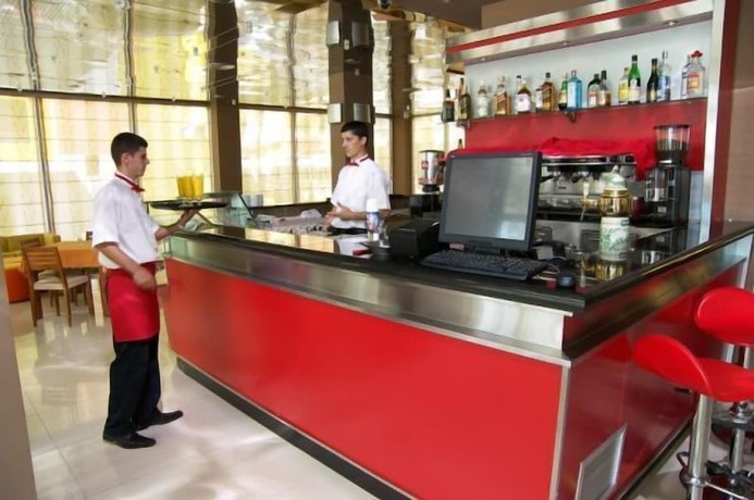 Imagen del bar/restaurante del Hotel As, Golem. Foto 4