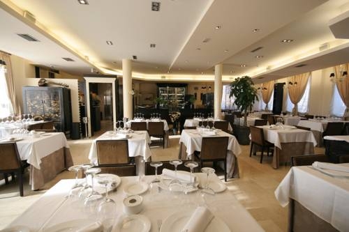 Imagen de los interiores del Hotel Asador H.m. Versus. Foto 5