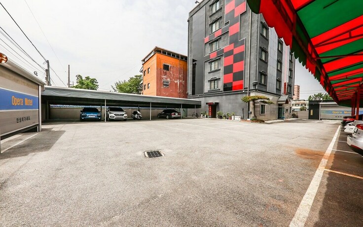 Imagen de los interiores del Hotel Asan Opera. Foto 29