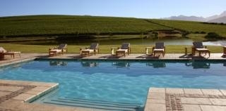 Imagen de la piscina del Hotel Asara Wine Estate. Foto 6
