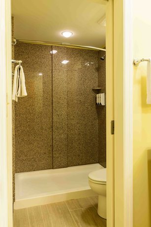 Imagen de la habitación del Hotel Asbury Inn and Suites. Foto 17