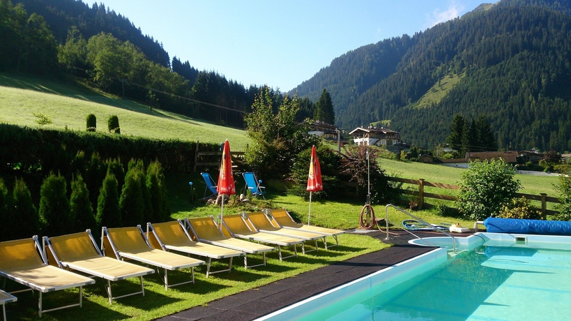 Imagen de la piscina del Hotel Aschauer Hof. Foto 17