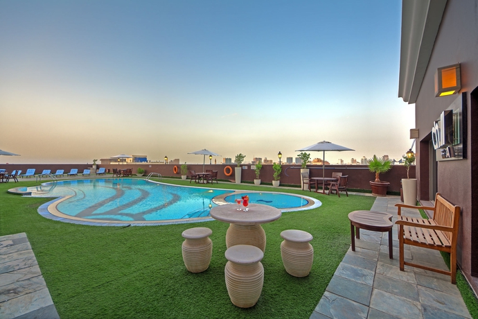 Imagen de la piscina del Hotel Ascot, Dubai. Foto 8