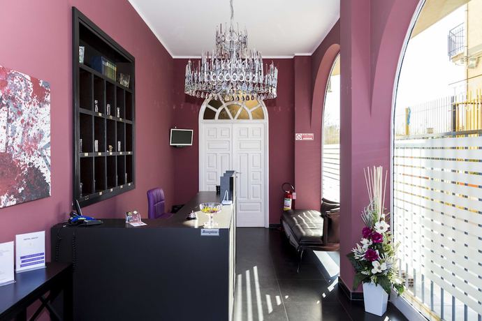 Imagen de los interiores del Hotel Ascot, Montano. Foto 19