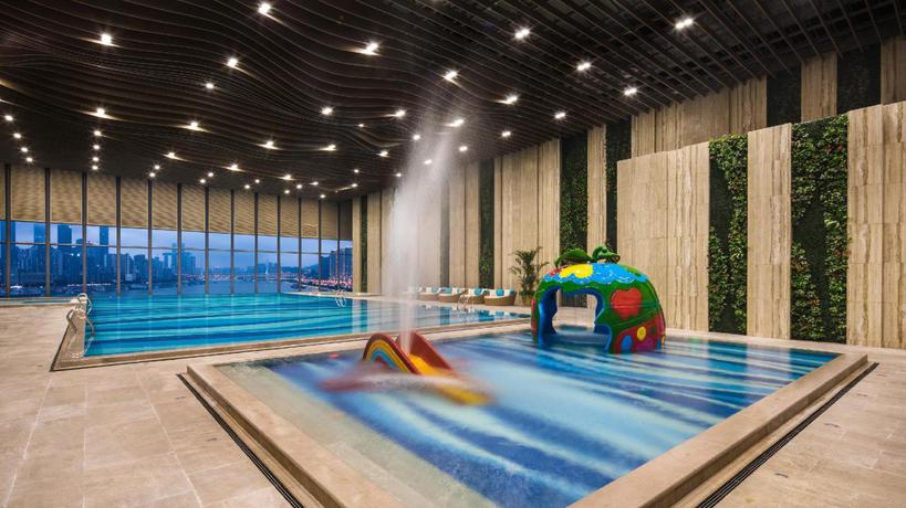 Imagen de la piscina del Hotel Ascott Nanbin Chongqing. Foto 5