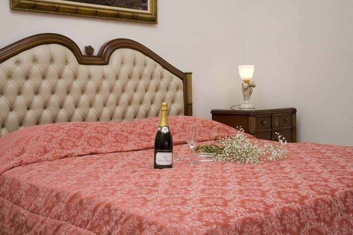 Imagen de la habitación del Hotel Asha Luxury Suites. Foto 6