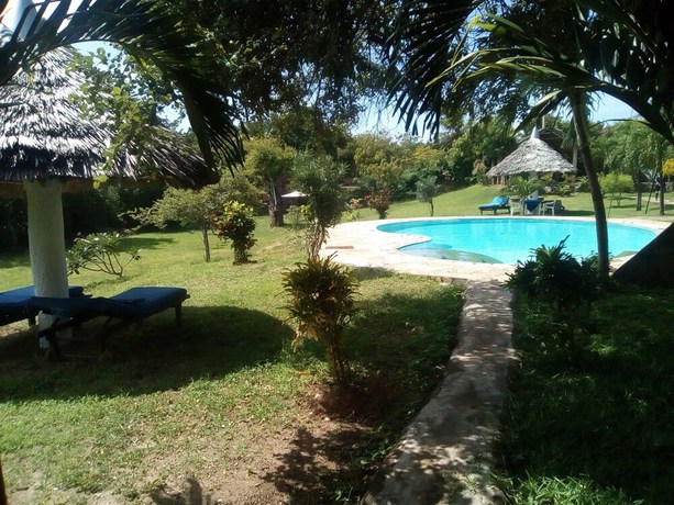 Imagen de los exteriores del Hotel Ashari. Foto 13
