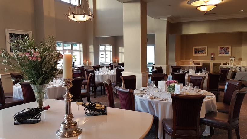 Imagen del bar/restaurante del Hotel Ashdown Park. Foto 2