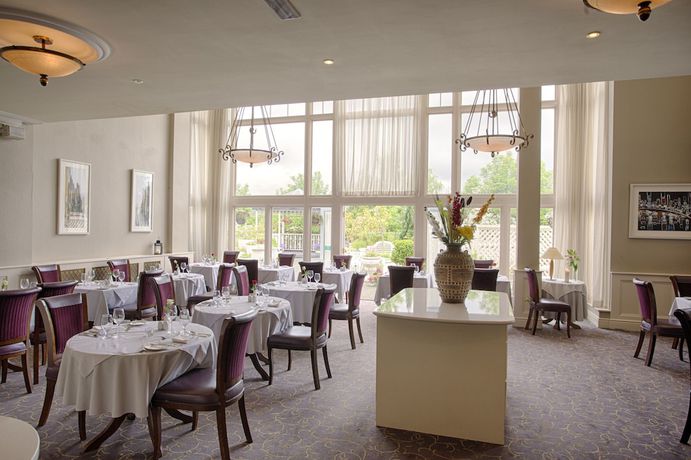 Imagen del bar/restaurante del Hotel Ashdown Park. Foto 4