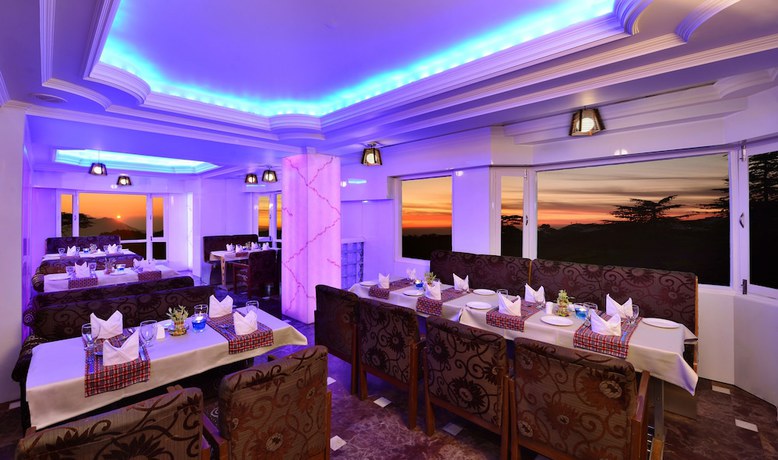 Imagen del bar/restaurante del Hotel Ashiana Clarks Inn, Shimla. Foto 3