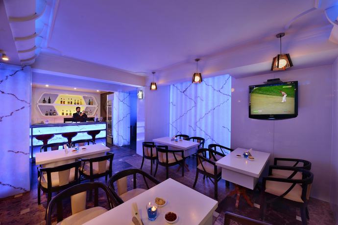 Imagen del bar/restaurante del Hotel Ashiana Clarks Inn, Shimla. Foto 6