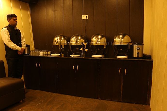 Imagen del bar/restaurante del Hotel Ashirwad Hotel and Spa. Foto 3