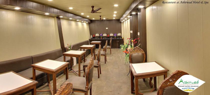 Imagen del bar/restaurante del Hotel Ashirwad Hotel and Spa. Foto 4