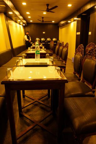 Imagen del bar/restaurante del Hotel Ashirwad Hotel and Spa. Foto 5