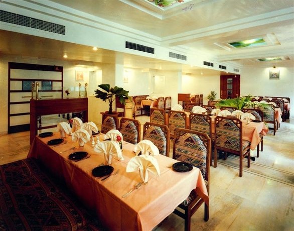 Imagen del bar/restaurante del Hotel Ashish Plaza. Foto 1