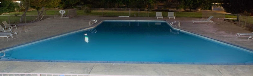 Imagen de la piscina del Hotel Ashlan Inn. Foto 15