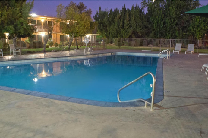 Imagen de la piscina del Hotel Ashlan Inn. Foto 16