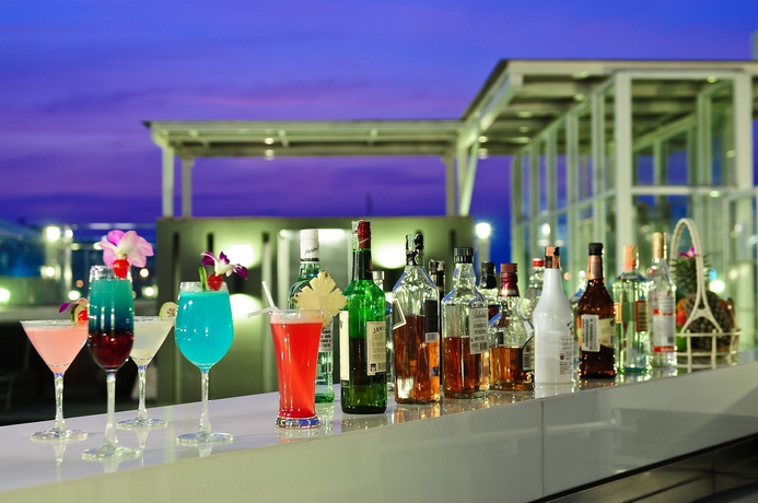 Imagen de la piscina del Hotel Ashlee Heights Patong. Foto 13