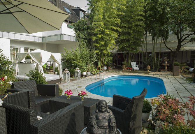 Imagen de la piscina del Hotel Ashley\'s Garden. Foto 20