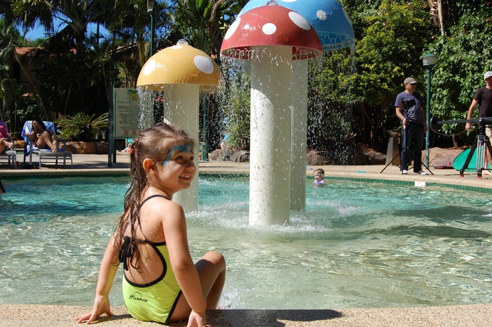 Imagen de la piscina del Hotel Ashmore Palms Holiday Village. Foto 16